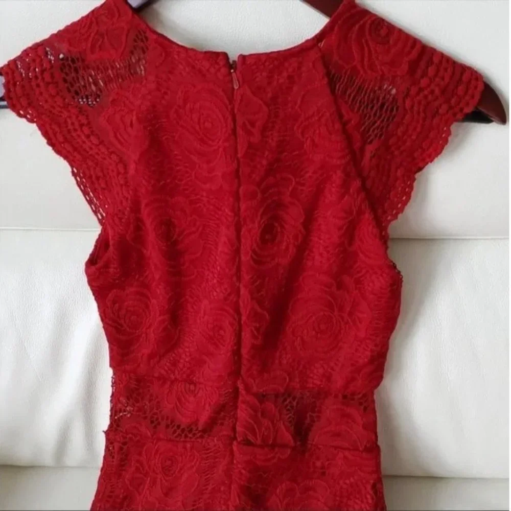 🌹🌹Marciano Red Lace Reveal and Conceal Maxi Dress🌹🌹 - Picture 6 of 8